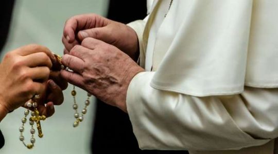 Pope encourages faithful to pray Rosary at home